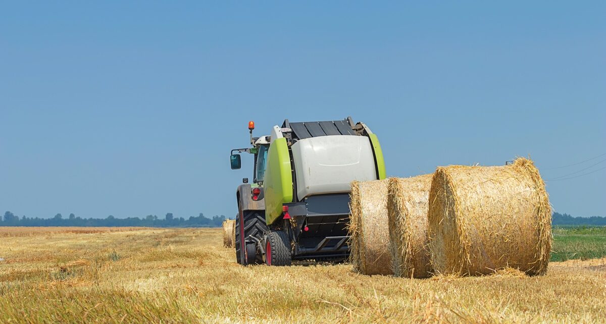 Best Practices for Cleaning Your Hay Baler 1 AmericasSeedBelting-429958-tractor-baler-field-image1