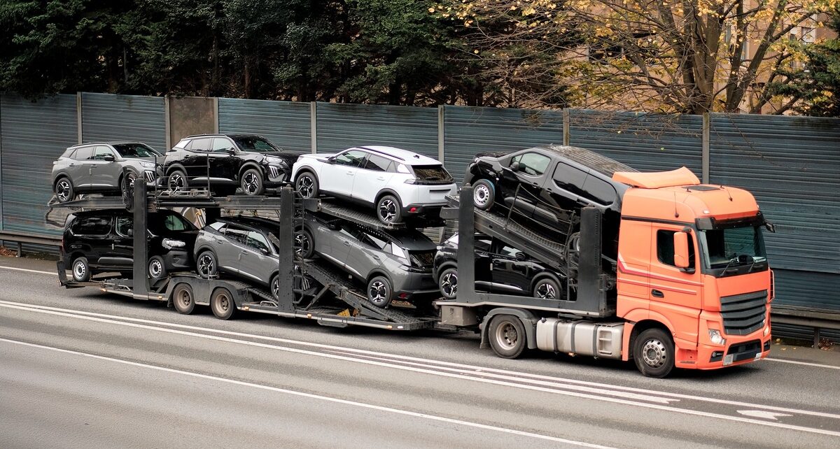 How To Manage Multi-State Vehicle Deliveries Efficiently 1 onecalllogistics-398145-semi-suvs-road-image-1