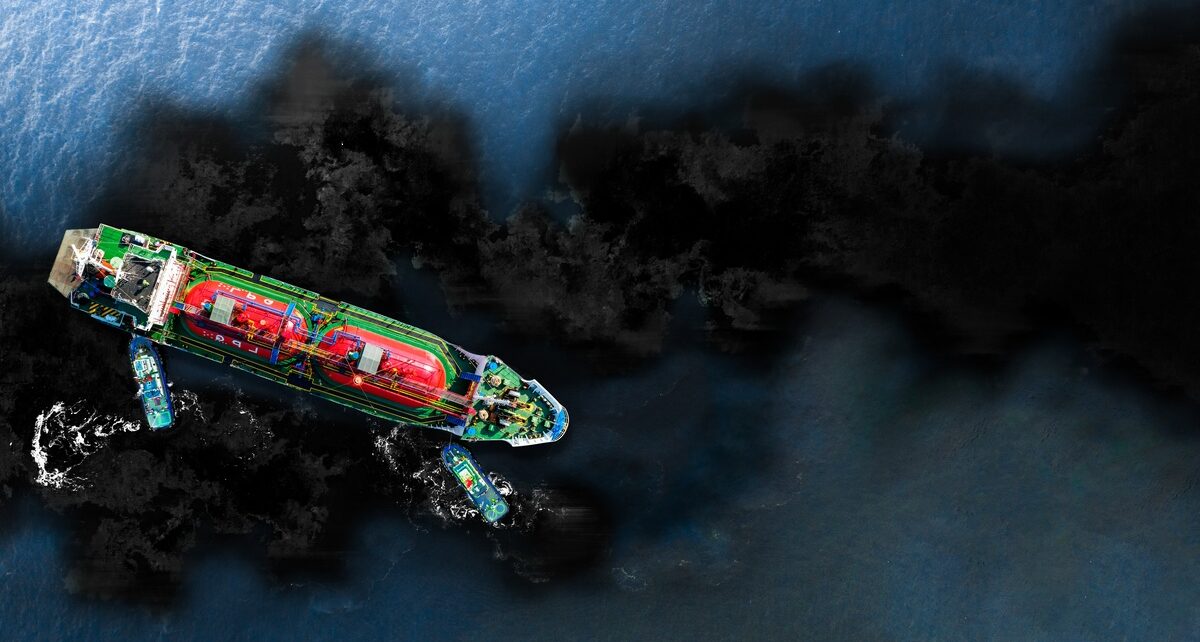 How Oil Spills Shape Global Energy Policies 6 Chemical-Products-Industries-Inc.-415519-Oil-Spill-Boat-IMAGE-1