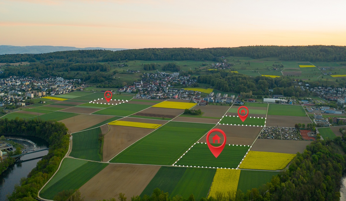 An overview of many plots of farmland. Some of them are outlined with dots and have a location marker in the middle of them.
