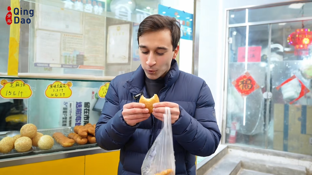 Vibrant Chinese New Year in Qingdao: Foreign Student Dives into Festive Fun 3 4