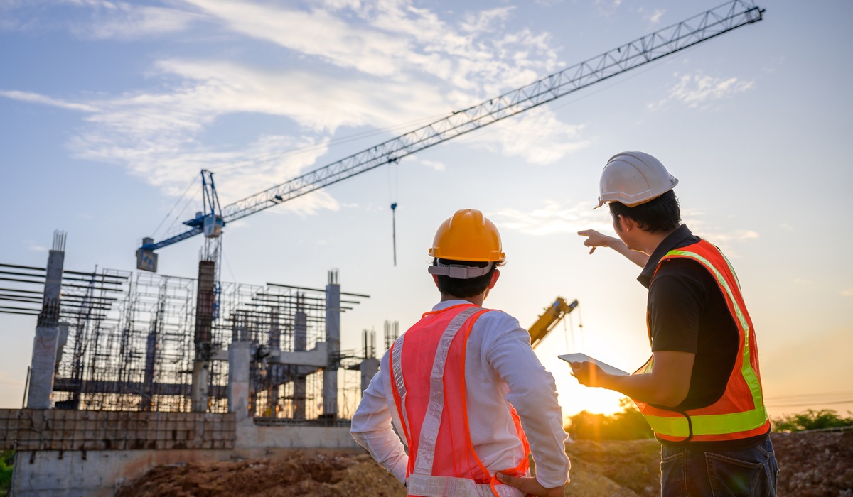 ConstructionSafetyExperts 450441 construction workers discussing image1