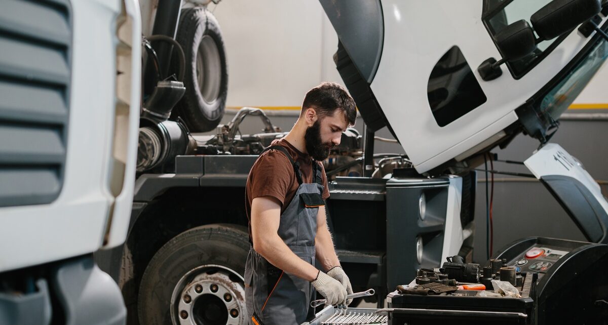 What It Really Takes to Open a Semi-Truck Repair Shop 1 DavidsHeavyDutyToolSales-432008-mechanic-tools-semitruck-image-1