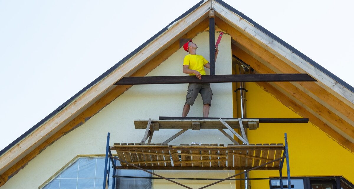 deckexpressions-448838-man-scaffolding-house-Image1