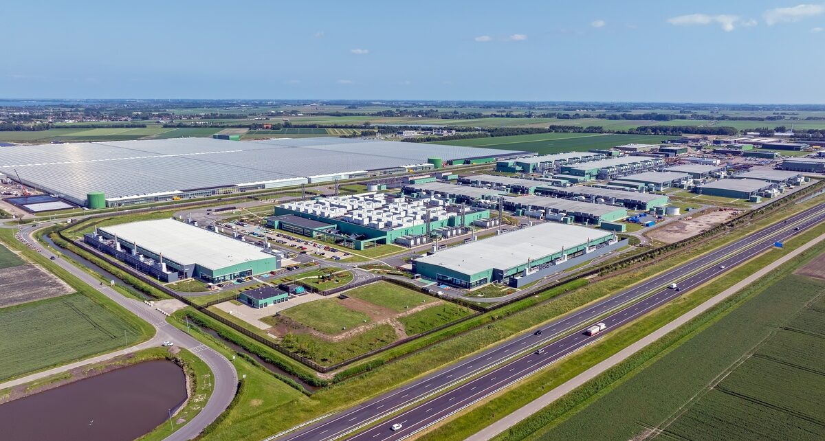 What the Boom in Data Center Construction Means for Local Communities 1 htoosupply-462175-data-center-aerial-view-blogbanner-1