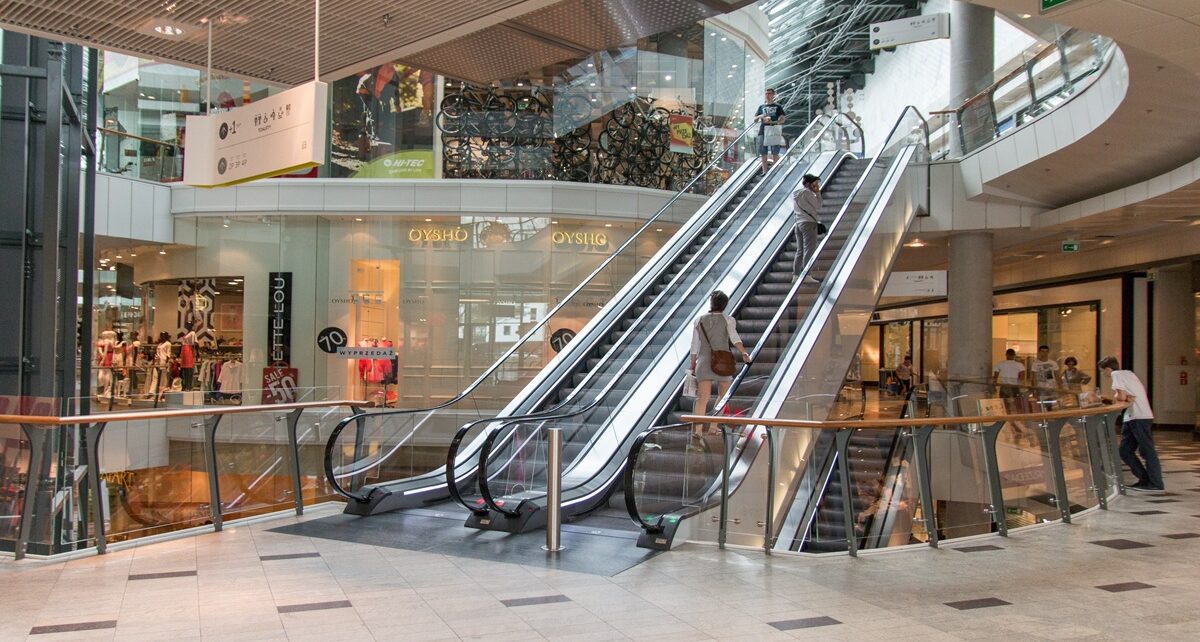 American Shopping Habits Shift as Consumers Pull Back on Luxury Spending 75 us-shopping.jpg