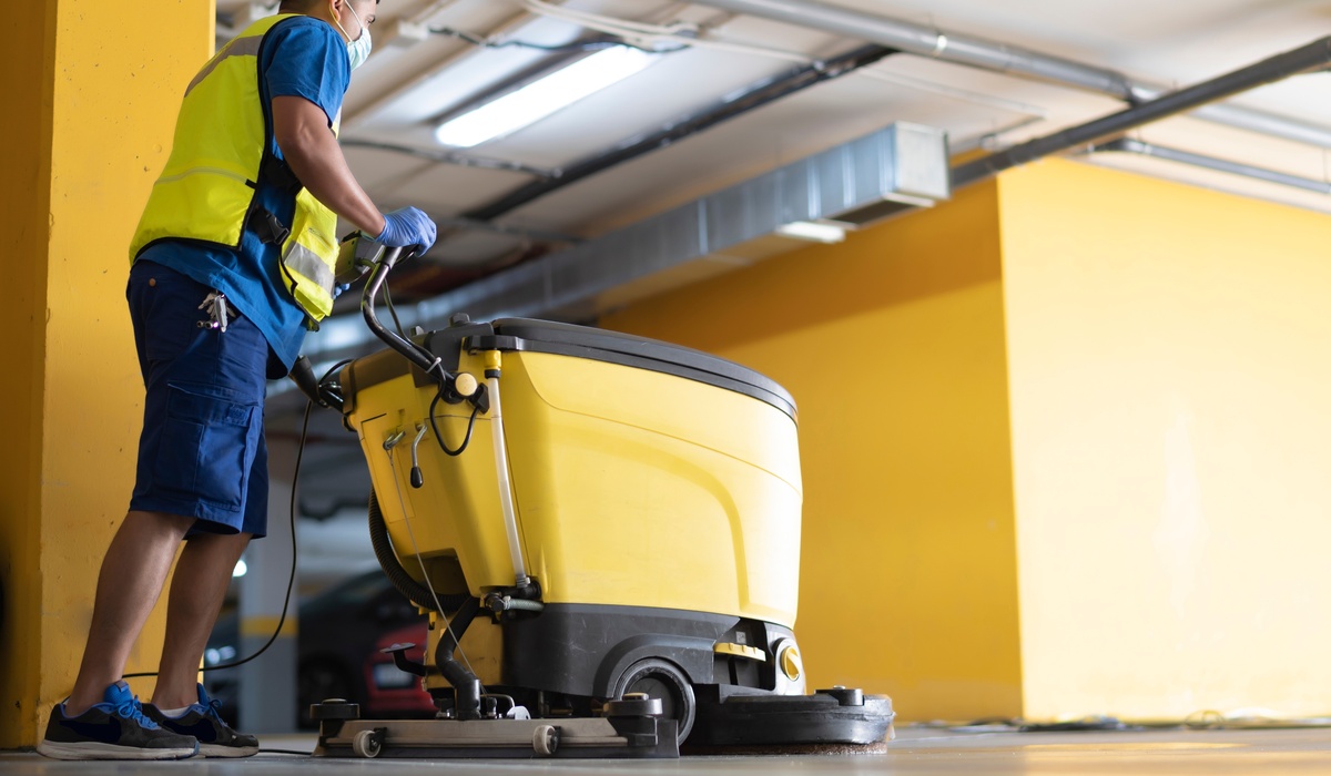 CPMSweeping-438829-–-ManCleaningFloor-Banner1