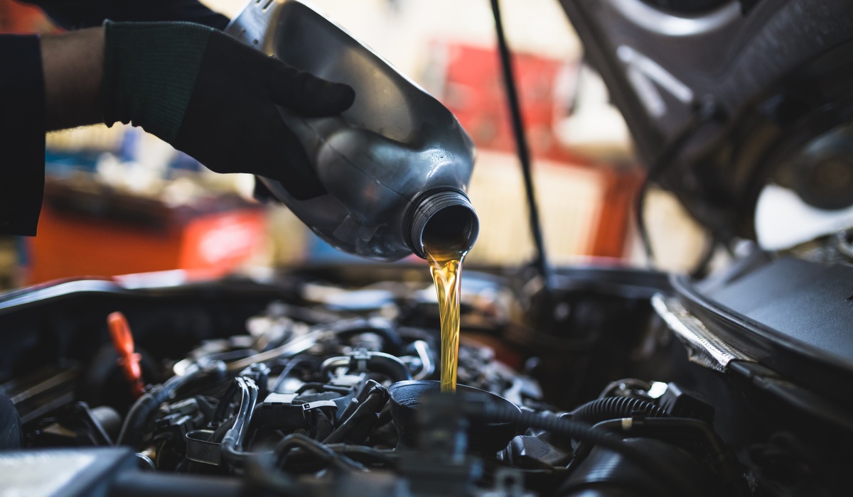 xado-453894-mechanic-vehicle-maintenance-image1